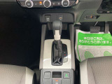 シンプルなシフトレバーでどなたでもストレスなく操作していただけます。また、電子制御パーキングブレーキで多彩な機能を実現しております。