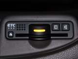 ホンダ純正ETC車載器です。セットアップしてからご納車致します。ETCカードを差し込めば高速道路の出入り口ゲートを楽々通過出来ます。