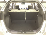 ラゲッジも広く使いやすいトランクは、開口部も広く荷物の積み下ろしもしやすいお車となっております。リアシートの背もたれは6:4の割合で分割して可倒できるので、長いお荷物などを載せることもできます。