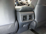 後席用にもエアコンの吹き出し口があり快適です。どの席に座っても快適なドライブが楽しめます♪