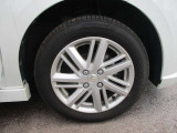 純正のアルミホイールが装着されてます。ボディデザインとマッチしておりカッコイイですね。