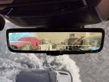 【クリアサイトリアビューモニター】が装備され荷室や後席に乗車してリアガラスが見ずらくなってしまった際にもルーフに付いているカメラでモニターに映し出すことが可能です。