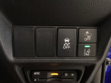 Hondaセンシング用の、VSA(ABS+TCS+横滑り抑制)解除と路外逸脱抑制機能のオンオフスイッチなどはハンドルの右側に装備しています。