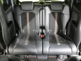 後部座席もゆったり座れます。
