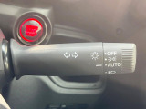 【オートライト】周りの明るさに応じて自動でヘッドライトの点灯・消灯ができる機能です!ライトの付け忘れ・消し忘れなどが無くなり、雨の日や夕方の走行も安心!トンネル通過時も便利ですね