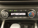 オートエアコンは温度を設定するだけで、自動で風量などを設定してくれます。運転しながら操作も必要ないので、安全性も向上します。