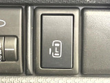 【パワースライドドア】スマートキーや運転席のスイッチでスライドドアの開閉が可能♪電動だから力を入れてドアを開ける必要が無く、小さいお子様でも、重い荷物を持っている時もラクに開け閉めできます♪