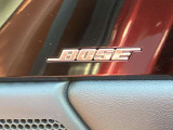 BOSEサウンドシステムを搭載。「良い音を出す」ではなく、その車種のごとに特徴を計算(車種専用設計)し、「反響音」を作り出すことによってどの座席でも自分中心で音が聴こえ、「心地よい空間」を作り出します。