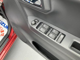 運転席アームレストに、【リモコンドアミラー】【パワーウィンドウ】スイッチあり。手元で操作ラクラク。