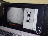 パノラミックビューモニターシステムが付いているので車の上から見た映像が確認できますよ。 一目で車両周辺の情報を確認できますが、直接安全をご確認下さい。