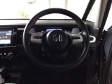 【ハンドル】運転にかかわる様々な操作を安全に行えるように視点移動が少なく操作性に配慮されたスイッチ類が凝縮されたコックピットです。