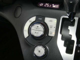【オートエアコン】車内温度を感知して自動で温度調整をしてくれるのでいつでも快適な車内空間を創り上げます!どの席に座っても快適なドライブが楽しめます♪