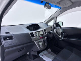 ダイハツのお店では、ダイハツ車を知り尽くしたプロフェッショナルが、専用の診断機器を使って各システムを点検しております。