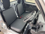 運転席はくつろぎのプライベート空間! 車内をクリーニングしてお待ちしております!