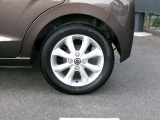 日産純正のアルミホイールです。足元からかっこよく決まってます。