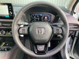 ハンドル左側にはオーディオ操作が出来るオーディオリモートコントロールスイッチ、右側にはHonda SENSINGとオートクルーズコントロールのスイッチを装備!長距離運転や高速道路の運転では大活躍です!