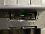 【ETC】有料道路を利用する際に料金所で停止することなく通過できる、ETC車載器(ノンストップ自動料金収受システム機器)が装備されています。セットアップを行うことで利用可能になります。