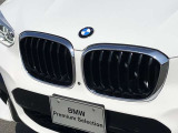 左右のキドニー・グリルの中心にはBMWのエンブレムが鎮座し、個性を放つデザイン性を兼ね備えました。