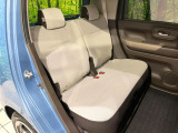 後部座席も気になるようなキズ・汚れやへたり等、大きなダメージはなく、良好な状態です。