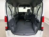 助手席を倒せば、運転席以外のすべてを荷室として利用できます。N-VANならではの空間アレンジをぜひお確かめください♪