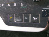 新感覚、スイッチタイプの電制シフトです。ドライバーの交代もシフトノブが無いのでスムーズにできます。