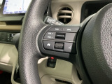 ステアリングにオーディオ操作スイッチが付いています。オーディオ画面に直接タッチしなくても操作が出来ますので、運転に集中できます。