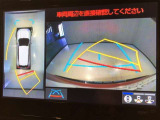 パノラミックビューモニターを装備。クルマを真上から見るように周囲を確認できます。機能の詳細は販売店スタッフまでおたずねください。
