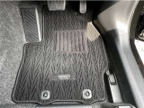 運転席フロアマットは使用感はありますが破れやほつれはありません。
