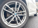 ●純正19インチアルミホイール:輸入車ならではの卓越した走りを支えるホイールと足回りです!日本車の走りに慣れている方にもぜひ体感して頂きたいほど、高いレベルでまとまっています!