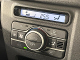 【オートエアコン】一度お好みの温度に設定すれば、車内の温度を検知し風量や温度を自動で調整。暑い&hellip;寒い&hellip;と何度もスイッチ操作をする必要はありません。快適な車内空間には必須の機能ですね♪