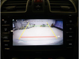 リヤビューカメラの映像です。ガイドラインが、後退時の進路を表示し、運転のサポートを致します。