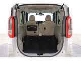 後席を格納すると大きなスペースが出来るので大きな荷物も積み込めます!