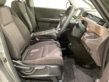 女性でも運転がしやすいように、シートの高さ調整機能(シートリフター)がついています。広い足元にゆったり座れるシートには肘掛も装備しており長距離の運転でも疲れにくいシートです。