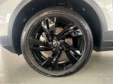 215/50R18タイヤにBlackStyle専用アルミホイールを装着.