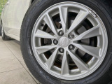 【純正15インチアルミホイール】外観にマッチした純正アルミホイールを装着しております。各種社外アルミホイールや、スタッドレスタイヤも取扱いしております。是非ご相談ください♪