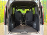 後席を格納すると、これだけの広さが!シーンに合わせたシートアレンジで、大きな荷物も積むことが出来ます♪