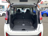 セカンドシートを折りたたむと長い荷物も収納できます。