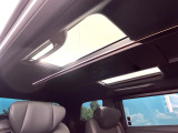 【左右独立ムーンルーフ】2列目左右席にそれぞれ配置されたガラスルーフ!日差しに合わせて片側だけシェードを閉めることも可能です!