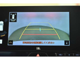 バックガイドモニター(バックモニター)付き。車両後方の映像をナビ画面に表示し、駐車などの後退操作をサポートします。