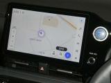 【10インチ純正ナビ】純正ナビを装備。タッチパネル式で使いやすく、詳細地図により目的地をピンポイントで設定できます。初めての道でも迷いにくく、ロングドライブも快適ですよ♪