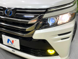 【LEDヘッドライト】悪天候や夜間走行時も良好な視界を確保し安心して運転できる高輝度LEDヘッドライトを装備!点灯速度が早く、消費電力も抑えられています。