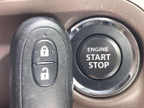 【キーレススタートシステム】カバンやポケットに入れたままでもドアの施錠・解錠が可能なスマートキーを装備。エンジンのオン・オフ時もカギを取り出す必要が無いからとっても便利です♪