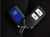 ◆スマートキー◆カギをバッグやポケットに入れたままでもドアロックの開閉ができる『スマートキー』付き!雨天や暗くなってもカギを取り出す必要がなくドアの開錠&エンジンも始動できます