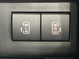 【両側パワースライドドア】スマートキーや運転席のスイッチで後席両側スライドドアの開閉が可能♪電動だから力を入れてドアを開ける必要が無く、小さなお子様でも簡単に開け閉めでき快適です♪