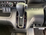 自然に手が届き、操作性の良いインパネシフトに、パーキングブレーキは、フットブレーキタイプなので、運転席と助手席の間はすっきりしています。