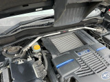 【STIタワーバー】お車の剛性を高めるタワーバーを装備。よりスムーズなコーナリング走行が可能となり、走りも楽しめます。