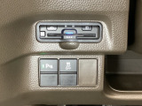ハンドルの左下にETCとHondaセンシング用の、VSA(ABS+TCS+横滑り抑制)解除スイッチなどがついています。高速道路の料金所の通過も楽々です。 カードの取り出しもしやすい場所についています。
