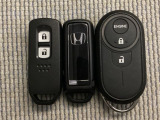 スマートキーを装備しています。鍵を差し込むことなくドアロックの開け閉めと、スタートボタン操作でのエンジンスタートができます。加えて、純正リモコンエンジンスターター用の操作キーもついています。