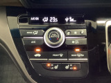 セレクトレバーの左側にプラズマクラスター付き・オートエアコンがついてますので簡単操作で快適に過ごせます。シートヒータースイッチ内蔵で前席の左右別々にHiとLoの2段階で温度設定ができます。