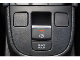 【オートブレーキホールド機能】停車中ブレーキから足を離しても停車状態を保ちます。アクセルを踏むことで再発進出来ます。